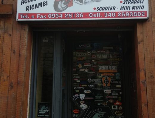 Ingresso de "Il Rifugio Dei Centauri", officina e negozio di accessori moto: custom, stradali, scooter, mini moto, ricambi.