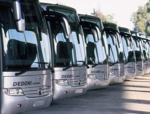 Flotta di autobus turistici Dedoni a Cagliari, ideali per viaggi organizzati e turismo in Sardegna, offrendo comfort e sicurezza.