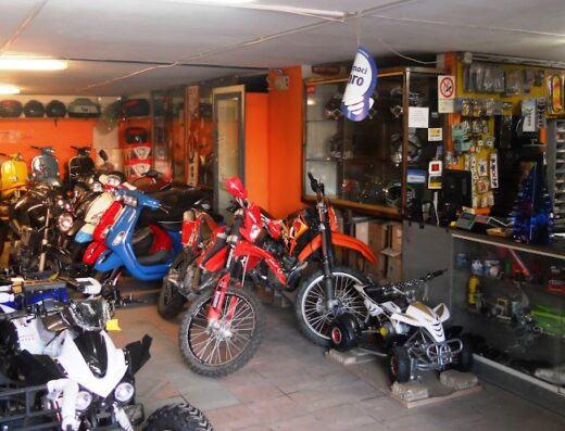Negozio Iolli Moto Di Iolli Giovanni con esposizione di moto, scooter, quad, accessori e ricambi per motocicli. Servizi di vendita e assistenza.