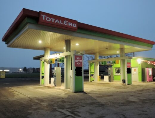Stazione di servizio TotalErg con pompe di benzina self-service H24, ideale per motociclisti in viaggio che necessitano di rifornimento.