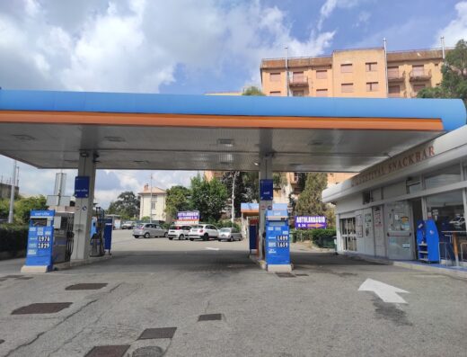 Stazione di servizio IP con benzina, bar e autolavaggio in Italia, ideale per motociclisti in viaggio che cercano rifornimento e servizi.
