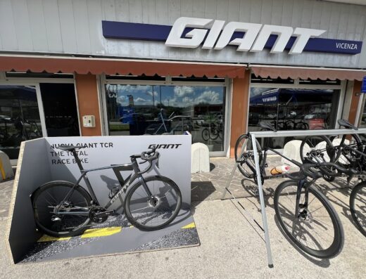 Isibike Giant Store Vicenza: esposizione di biciclette Giant, inclusa una Giant TCR da corsa, davanti al negozio.