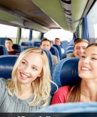 Persone sorridenti a bordo di un autobus turistico in Sicilia, che suggerisce viaggi di gruppo organizzati da IsoleInViaggio Tour Operator Sicilia DMC.