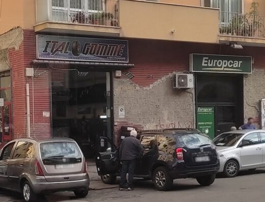 ItalGomme gommista a Napoli Fuorigrotta: auto parcheggiate di fronte all'officina di riparazione e sostituzione pneumatici.