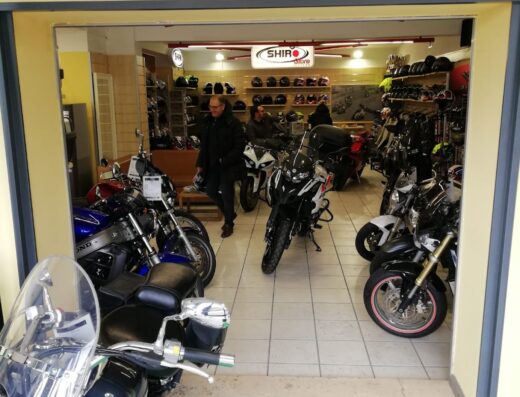 Italiauto Store Viterbo: esposizione di moto Benelli e accessori per motociclisti. Caschi, abbigliamento e vendita moto nuove e usate.