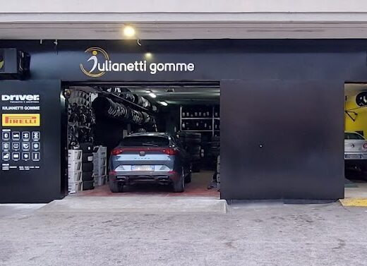 Iulianetti Gomme Srl Driver Center Pirelli Chieti: esterno dell'officina con auto in riparazione e pneumatici Pirelli in esposizione, servizio di assistenza pneumatici.