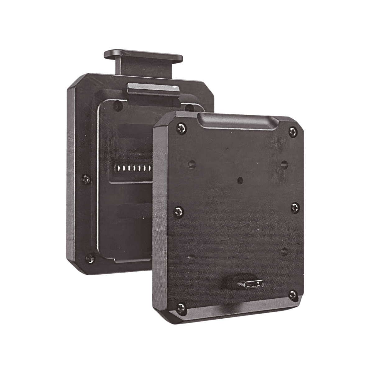 JADO Quick Release Kit Universale per JADO S6 – Staffa Sgancio Rapido con Alimentazione, per Moto e Scooter 1 JADO Quick Release Kit for motorcycles and scooters, a black bracket with power supply, for easy attachment and detachment of accessories.