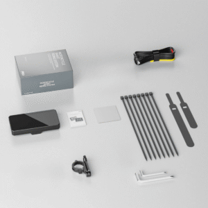 Jado S6 Monitor Moto 6" wireless con CarPlay e Android Auto per moto, con scatola, cavi, fascette, chiavi e accessori di montaggio per installazione sul manubrio.