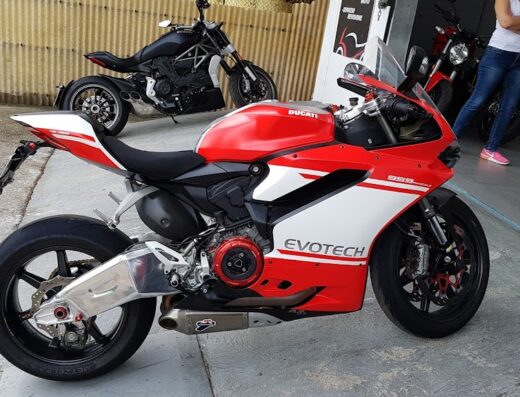 Ducati 959 Panigale rossa e bianca in esposizione presso Jo Garage, officina specializzata in riparazioni e accessori moto