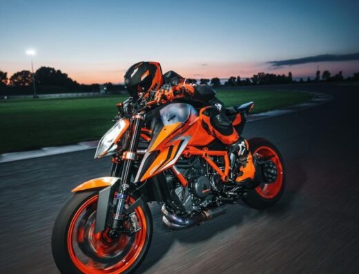 KTM CDM Motors Caserta: Motociclista su moto KTM arancione su pista al tramonto. Accessori moto, concessionaria e servizi KTM.