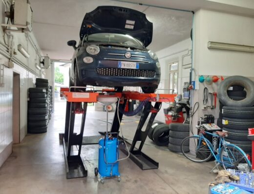 L.B GOMME: Fiat 500 blu su ponte sollevatore per cambio gomme e manutenzione auto e moto. Servizio gommista professionale.