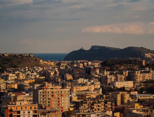 Vista panoramica di Cagliari, Sardegna, con edifici colorati e il mare sullo sfondo, ideale per un soggiorno presso La Bitta Bed & Breakfast.