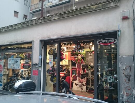 La casa dello Scooter: vetrina del negozio di accessori moto con caschi, abbigliamento e ricambi. Rivenditore autorizzato Caberg e HJC
