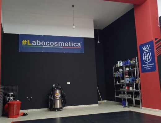 Interno del laboratorio di Vincenzo Rolfi dedicato alla cura dell'auto, con attrezzature per la pulizia e prodotti #Labocosmetica.