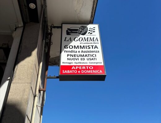 Insegna di La Gomma Gommista a Giarre, specializzato in pneumatici nuovi e usati per auto, moto, scooter e veicoli commerciali, convergenza ed equilibratura ruote. Aperto sabato e domenica.