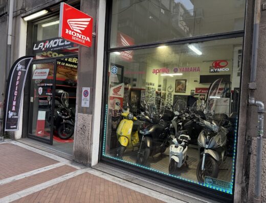 La Moto di Remo & Roberto Costa: negozio di moto con esposizione di scooter Honda, Aprilia, Yamaha e Kymco. Servizi di officina specializzata e vendita accessori moto.