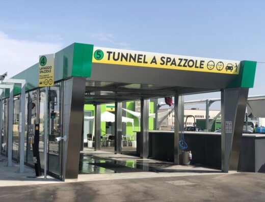 Immagine di un autolavaggio a tunnel con spazzole, servizio offerto da Fraren srl per la pulizia di moto e auto.