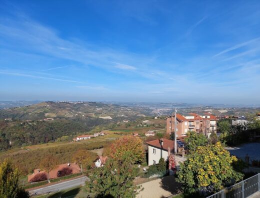Vista panoramica mozzafiato dalla Sismonda B&B sulle colline del Monferrato, un'oasi per motociclisti in cerca di relax e percorsi indimenticabili.
