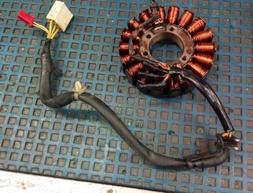 Statore di una moto La Velox, ricambio elettrico per il motore, con cavi e connettori. Accessorio per riparazione o potenziamento.