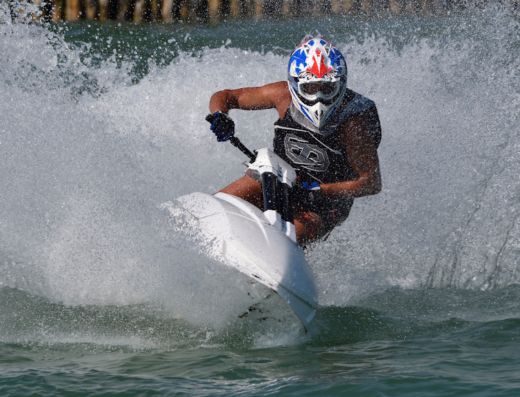 Un uomo che guida un jet ski al Lago Pineta, servizio di noleggio moto d'acqua per divertimento e sport acquatici.