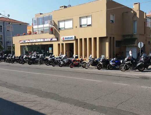 Latini Moto S.r.l.: esposizione di motociclette Suzuki e Husqvarna davanti alla concessionaria, pronte per la vendita e il noleggio.