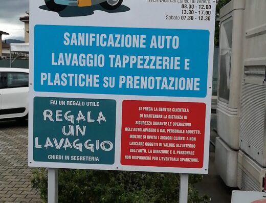 Insegna dell'autolavaggio a Cappella Maggiore (TV), con orari estivi e invernali, servizi di sanificazione auto, lavaggio tappezzerie e plastiche su prenotazione. Idea regalo: un lavaggio auto.