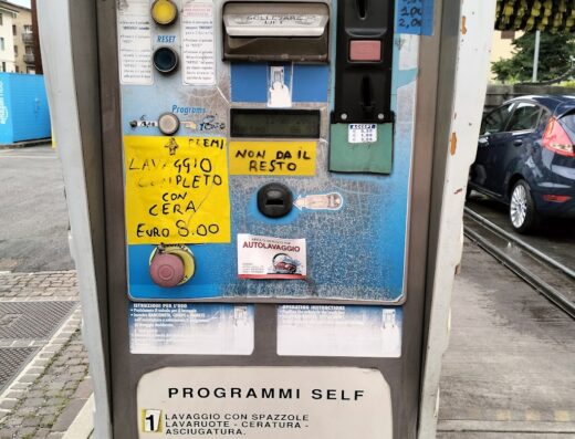 Distributore automatico self-service per autolavaggio Ceccato, con istruzioni per il lavaggio auto con spazzole, lavaruote, ceratura e asciugatura. Servizi di cura e pulizia per veicoli.