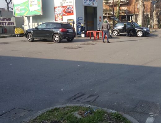 Lavaggio Auto Car Wash: immagine di un autolavaggio con due auto in attesa di essere lavate, servizio di pulizia e manutenzione veicoli.