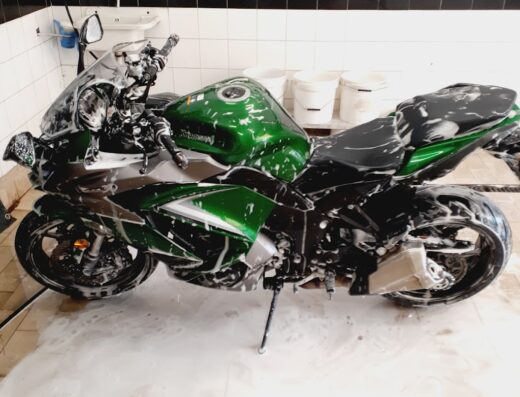 Lavaggio moto Kawasaki verde e nera presso Lo Verso G.PPA, servizio di pulizia professionale per motocicli