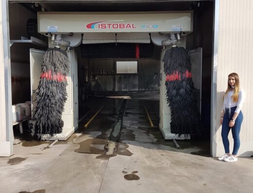 Lavaggio cisterne di Bianchi Walter con spazzole rotanti per la pulizia di autocisterne, auto e cisterne, affiancato da una ragazza.