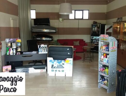 Interno del negozio Lavaggio e Accessori Auto "il Parco", con esposizione di prodotti per la cura e la pulizia dell'auto e accessori auto.