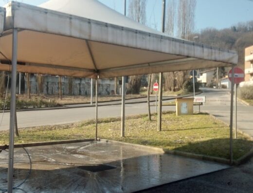 Area di lavaggio self-service per moto con idropulitrice, lancia e spazzola, ideale per la pulizia e la cura della tua moto durante un viaggio o un tour.