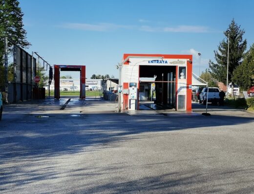 Lavaggio Speed S.N.C.: Immagine dell'autolavaggio con scritta 'Entrata' per moto e auto, servizio rapido di pulizia veicoli.