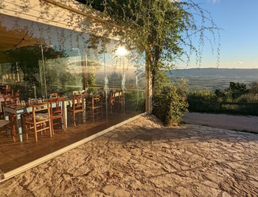 Ristorante Le Mandrie di San Paolo con vista panoramica sulla campagna umbra, tavoli apparecchiati pronti per accogliere i clienti.
