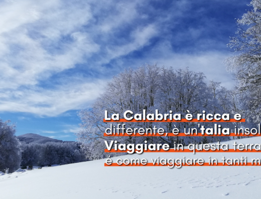Paesaggio invernale in Calabria con neve, alberi innevati e cielo azzurro, ideale per viaggiare e scoprire le vie della perla in moto