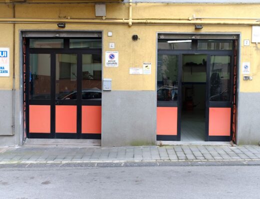 LEMOTO Officina Motocicli e Scooter: Facciata dell'officina con due ingressi, insegna Liqui Moly e indicazioni di Passo Carrabile. Servizi di riparazione e manutenzione moto e scooter a Firenze.