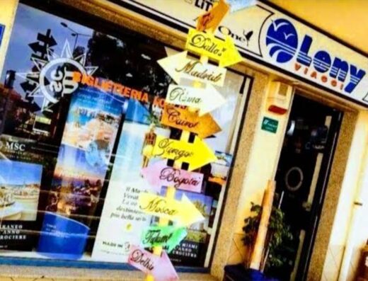 Foto dell'agenzia di viaggi Leny Viaggi International con indicazioni per varie destinazioni come Dallo's, Madrid, Roma, Cairo, Iango, Bogota, Mosca, Tulum e Delhi. Servizi turistici e viaggi internazionali.