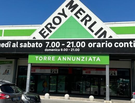Foto del negozio Leroy Merlin di Torre Annunziata (NA) con orari di apertura ben visibili. Ampio parcheggio con auto e moto.