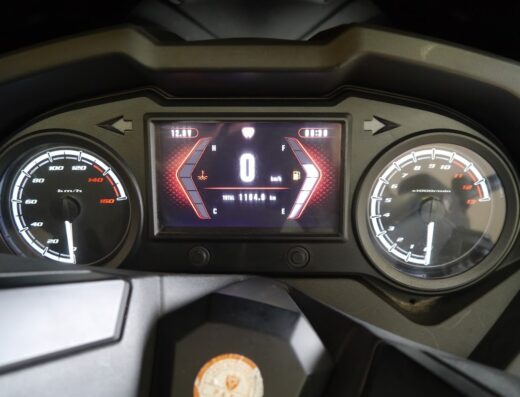 Cruscotto digitale e analogico di moto Levante, con indicatore di velocità, contagiri, livello carburante e temperatura. Ideale per viaggi e controllo accessori.