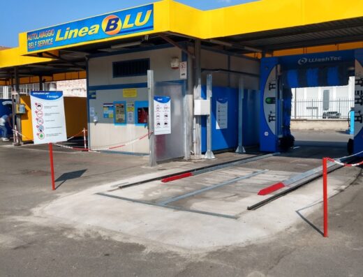 Linea BLU Autolavaggio self service, struttura esterna con insegna ben visibile e zona lavaggio auto automatizzata.