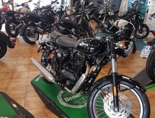 Esposizione di moto Benelli e Kawasaki presso Linea Moto Cruciani Service Srl. Servizi di vendita, assistenza e accessori per motociclisti.