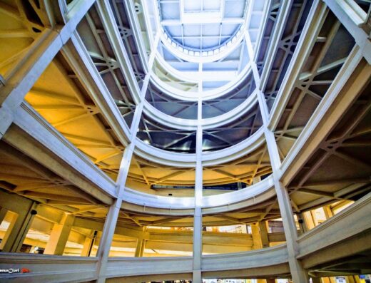 Interni del Lingotto Fiere di Torino, struttura architettonica con vista dal basso verso l'alto, design unico per eventi e marketplace moto.