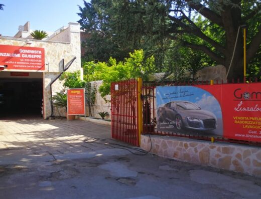 Ingresso dell'officina Linzalone Giuseppe Pneumatici, gommista specializzato nella vendita di pneumatici plurimarca e raddrizzatura cerchi in lega, con servizio di lavaggio tappezzeria.