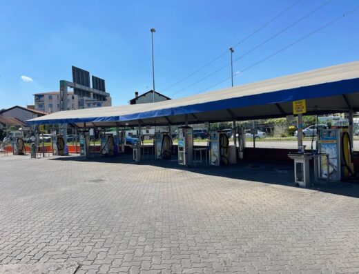 L'Oasi Dell'auto Autolavaggio Self Service: vista esterna della stazione di lavaggio self-service per auto e moto con attrezzature per la pulizia.
