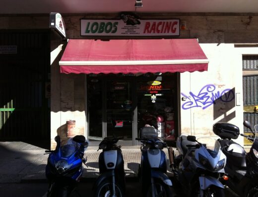 Negozio di moto Lobos Racing di Lobina Gianluca con esposizione di moto e scooter, accessori e ricambi per moto di diverse marche.