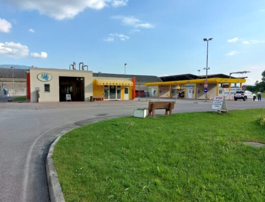 Lory Autolavaggio e Lavanderia Self Service: vista esterna della struttura con area per l'autolavaggio auto e moto e lavanderia self service.