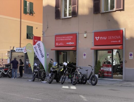 Showroom Losi&Losi a Genova con esposizione di scooter elettrici NIU, moto Benelli e Super SOCO. Servizi di assistenza e vendita di biciclette elettriche.