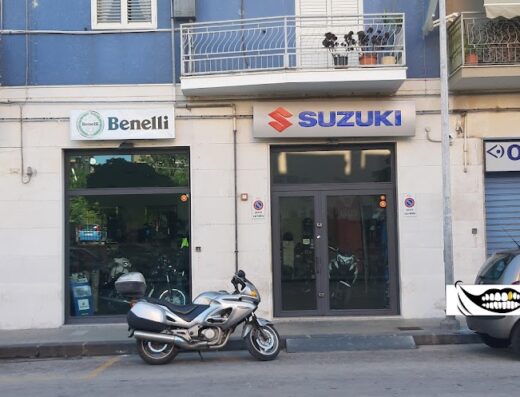 Concessionario LTmotorbike con insegne Suzuki, Benelli, Sym e Valenti Racing; moto parcheggiata di fronte all'entrata.