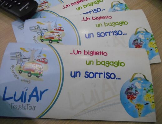 Brochure di LuiAr Travel & Tour, agenzia viaggi con immagini di un furgoncino colorato che viaggia per il mondo, ideale per pianificare il tuo prossimo viaggio.