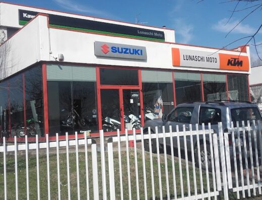 Concessionaria Lunaschi Moto, rivenditore autorizzato di moto Kawasaki, Suzuki e KTM. Vetrina con esposizione di motociclette e accessori moto.